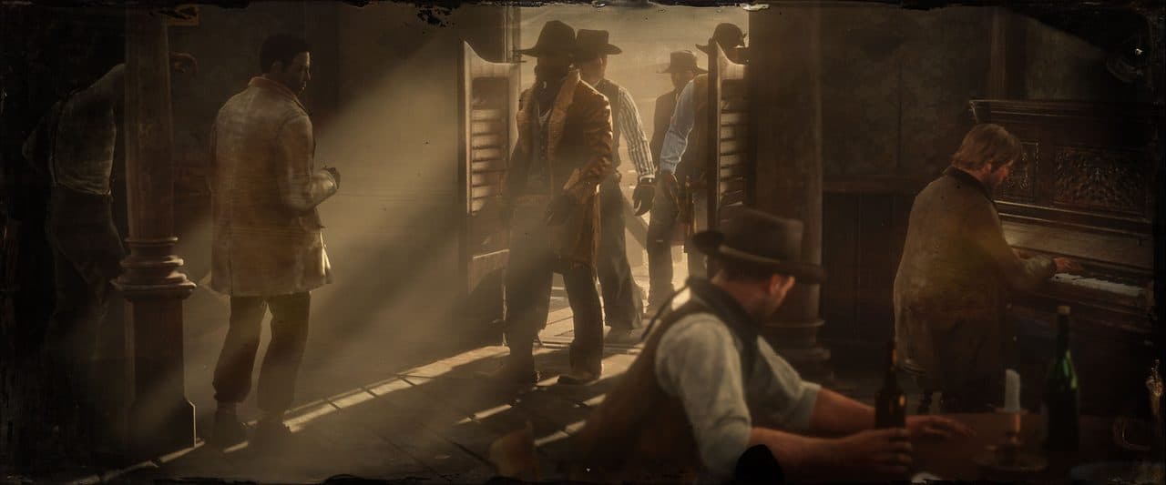 Red Dead Online Posse üyeleri salonda