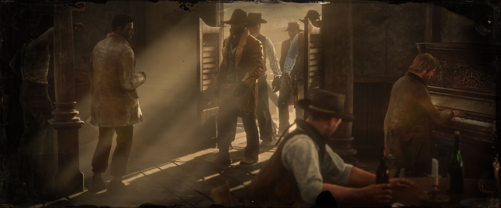 Red Dead Online Posse üyeleri salonda